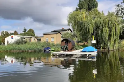 Image de Belle maison de vacances au bord de l'eau avec sa propre jetée