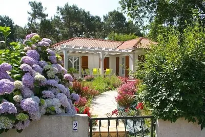 Image de Confortable maison avec belles terrasses et jardin paysagé, super emplacement