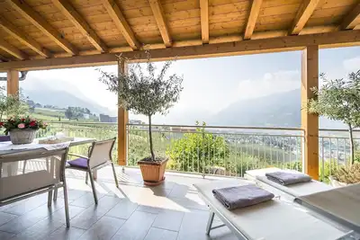 Image de appartements panoramiques modernes Lichtdurchflutete avec terrasse et vue sur la montagne
