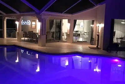 Nouveau! Élégante villa à Bonita Springs! Moderne, avec piscine d'eau salée surdimensionnée!