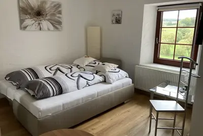 Image de Chambre double confortablement aménagée avec salle de bain
