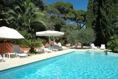 Image de Charmant Mazet indépandant, avec sont coin jardin privé et vue sur la piscine