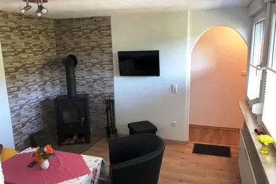 Image de Bungalow de vacances au sud avec cheminée et vue sur la vallée au milieu de la résine