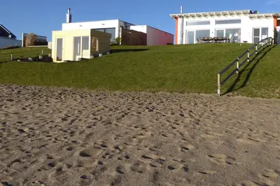 Image de Fh1 with private beach, sauna, fireplace, air conditioning, 4 bedrooms, 2 bathrooms, 8-10 max. 12 pers.