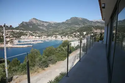 Image de Villa moderne avec piscine et vue sur la mer.