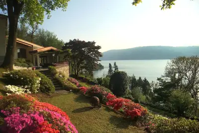 Image de Maison familiale avec une vue fantastique sur le lac du lac Majeur et l'accès au lac