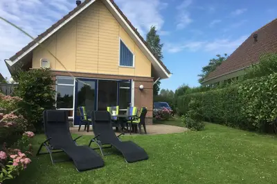 Image de Confortable maison de vacances à Medemblik sur l'IJsselmeer avec Wi-Fi et ponton.