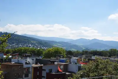 Image de bel appartement moderne de 2 pièces mansardé dans la maison passive dans la partie écologique de la ville Vauban