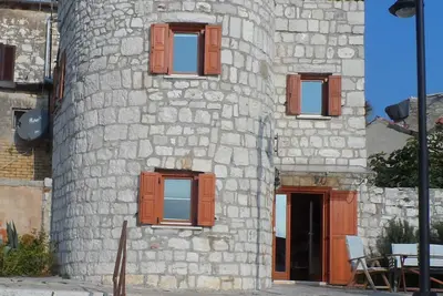Image de Tour De Pierre historique unique Directement Par La Mer! soigneusement restauré