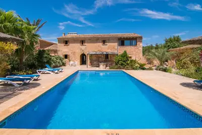 Image de Belle grande maison dans un endroit calme dans la campagne, piscine privée, jardin