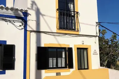 Image de moderne maison de 2 étages avec petit jardin, balcon, construit en 1998