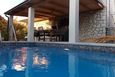 Image de Appartement au rez-de-chaussée - centre de Njivice, terrasse, piscine, climatisation, Tv satellite, WiFi