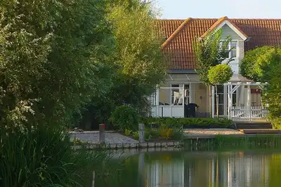 5 minutes à pied de la plage: maison de vacances confortable avec jardin, véranda et sauna