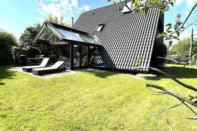 Image de Grande maison de vacances sur la digue avec jardin d'hiver, jardin et terrasse
