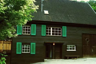 Image de Schwarzwaldbauernhaus Wutach, maison de vacances historique avec vue sur les Alpes, poĂŞle en faĂŻence