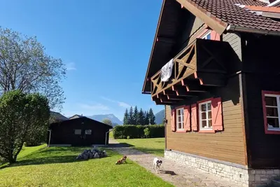 maison confortable dans un endroit ensoleillé avec un fantastique panorama de montagnes