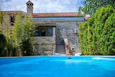 Image de Maison romantique avec piscine dans un village calme, à 15 minutes en voiture de la mer