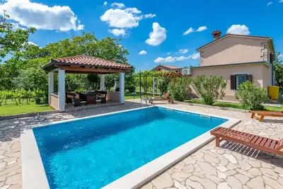 Image de Isolé et calme, à quelques minutes de la plage, piscine privée dans le beau jardin