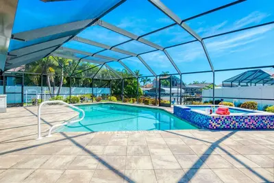 Image de Villa moderne dans un emplacement idéal sur le canal près de Cape Harbor