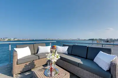 Image de Maison flottante avec sauna, gr. Terrasse sur le toit, jetée et vue panoramique sur la mer