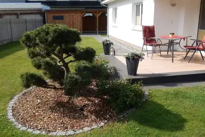 Image de belle maison de vacances, de plain-pied avec jardin bien entretenu et une terrasse \/ non fumeur