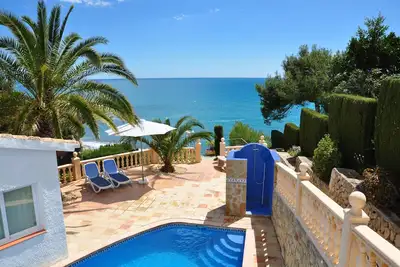 Image de Villa de plage au bord de mer, avec piscine privée et terrain de tennis