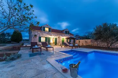 Image de villa méditerranéenne avec piscine, à 700 mètres de Sandtrand, entouré d'oliviers
