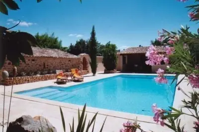 Image de Prix spéciaux en automne! Établissement vinicole élégant avec une grande piscine chauffée
