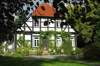 Image de Ancienne maison de forestier au château d'Ippenburg, entourée d'un grand jardin
