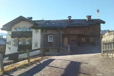 Image de Appartement confortable avec vue sur les montagnes des Dolomites, WiFi gratuit et parking privé