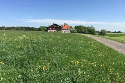 Image de Aussiedlerhof entouré de prairies et de forêts, mobilier ancien de bon goût