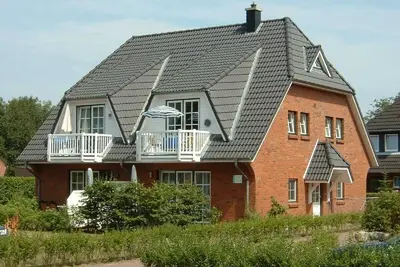 Image de Logement de vacances aménagé avec amour, près de la plage avec balcon ensoleillé