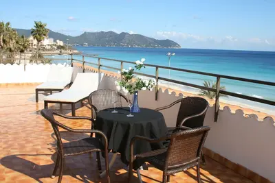 Image de Penthouse moderne sur la plage avec une immense terrasse et de superbes vues sur la mer