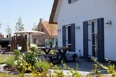 Image de Maison neuve au toit de chaume avec vue sur le lac - moderne et charmante - 3 chambres et sauna