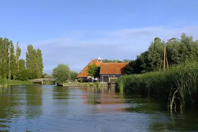 Maison de vacances spéciale sur l'eau avec sa propre jetée et bateau