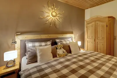 Image de Appartement confortable 4 étoiles, style maison de campagne, poêle en faïence