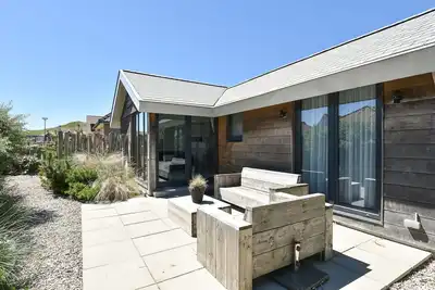 Image de Nouveau chalet exclusif avec jardin sur la plage, presque sur la plage, presque au centre