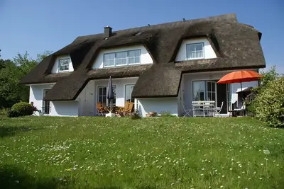 Image de Maison de vacances au toit de chaume dans la réserve de biosphère avec jardin, terrasse, sauna bio
