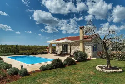 Image de Villa chic avec grande piscine et jardin à Bale