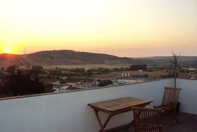 Image de Petite maison à plusieurs étages avec une belle terrasse sur le toit, impliqué dans la vie du village