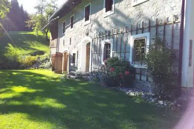 Image de ferme romantique - idéal pour se détendre. Nature pure!