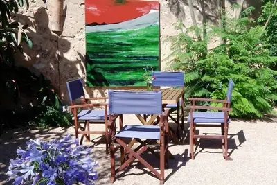Image de Petit studio avec vue sur le jardin dans le manoir avec piscine et jardin