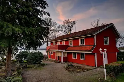 Image de Grande maison, juste en face du lac et au milieu de la forêt. Nature pure! Unique!