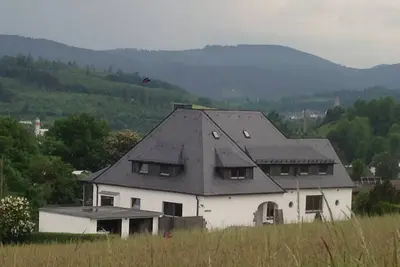 Image de dans une belle maison de campagne, rénovation de luxe, directement sur la forêt + près du terrain de golf