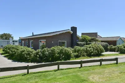 Maison rénovée directement derrière les dunes, à seulement 100m de la plage, à proximité du centre