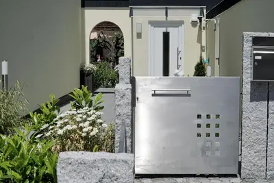 Image de Petit bungalow à la périphérie sud