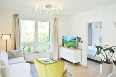 Image de app 2 pièces lumineux. avec balcon, chaise de plage sur la plage, sauna dans la maison, 2 vélos
