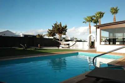 Image de Belle villa avec terrain Ă couper le souffle, la piscine et vue sur la mer
