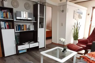 Image de Appartement clair et ensoleillé avec vue du balcon sur le superbe jardin