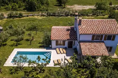 Image de Maison de vacances rustique Villa Ulika, près de la mer dans un lieu de vacances calme, bain à remous